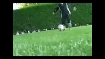 Изумително 6 годишно момче играе футбол...