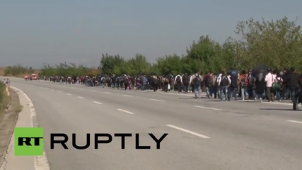 Турция: Стотици бежанци тръгнаха по магистралата към Гръцката граница