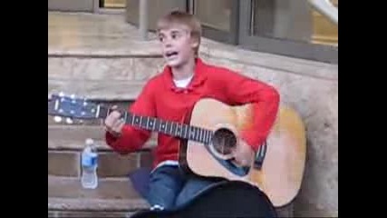 Justin Bieber, тъжното момче, свири на китара и пее