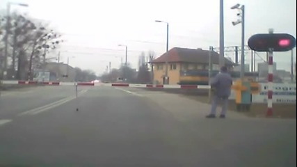 Охраняем Ж П прелез който смъртно заблуждава шофьори и пешеходци !