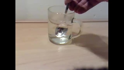 Як трик лъжица се топи в чаша гореща вода 