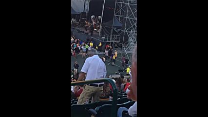Мъж показва завидни движения по време на концерт
