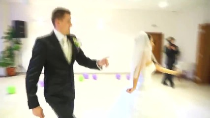 Двойка танцуват страхотно на сватбата си!
