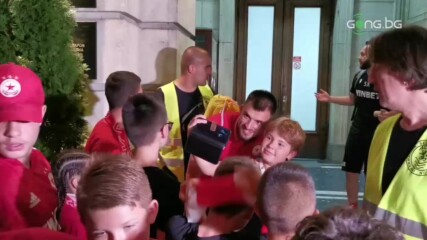 Невръстни фенове на ЦСКА нападнаха "червените" за снимки и автографи
