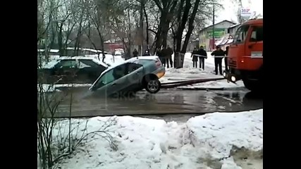 Ето как не се дърпа кола пропаднала в дупка с вода!