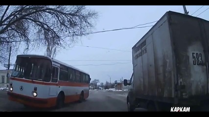 Реакцията на шофьор спасява пътници в кола при внезапен инцидент с автобуси