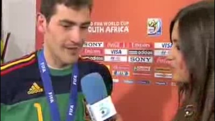Касияс не издържа! Страстно разцелува репортерката