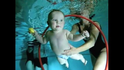 Бебенца се опитват да плуват