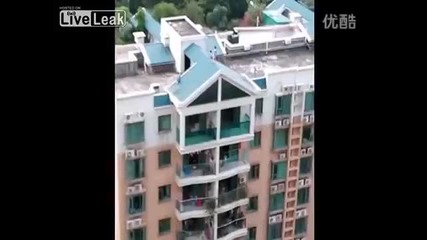 Деца се парзалят на покрива на 6 етажна сграда