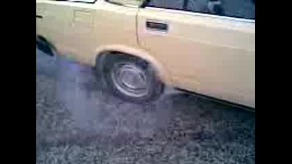 Lada Pali Gumi Na Puligona V Ruse