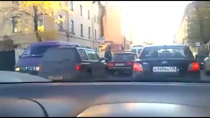 Пешеходец стреля по шофьор
