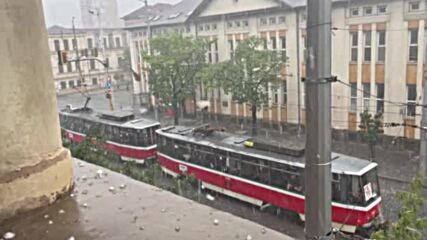 Гръмотевична буря с градушка вали в части от София