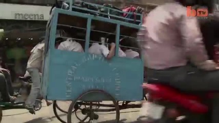 Импровизирани училищни автобуси за децата в Индия