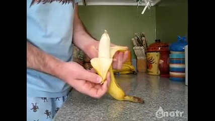 Как се бели банан като маймуна