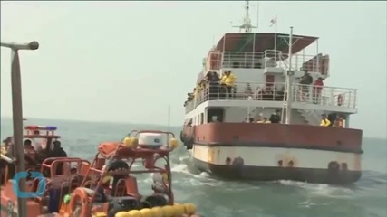 Korean Ferry Victims' Families Cry Out Names of Loved Ones at Sea, Offer Snacks