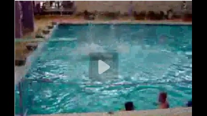 Дебелак скача в басейна