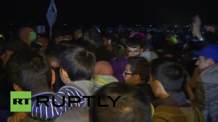 Hungary: Refugees block buses to Roszke detainment camp