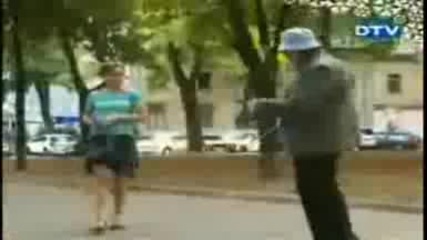 Голи И Смешни - Вдигащия Полички