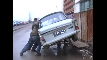 Цигани товарят трабант за скрап!!!