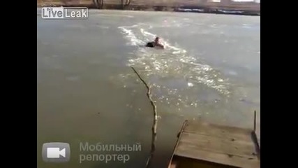 Мъж жертва живота си в ледени води за да спаси заседнало в тях куче