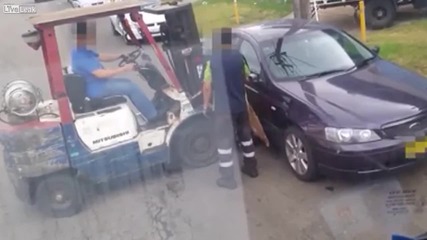 Разочаровани работници местят неправилно паркирана кола!
