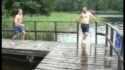 Ето така не трябва да се влиза в водата (смях)