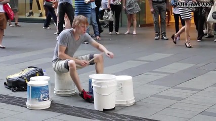 Уличен музикант свири на кутии
