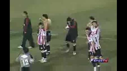 Мъж напада с нож играч на River Plate