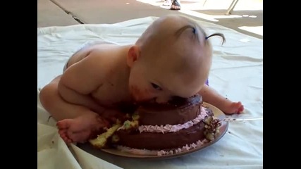 Ето така се яде Торта! :d