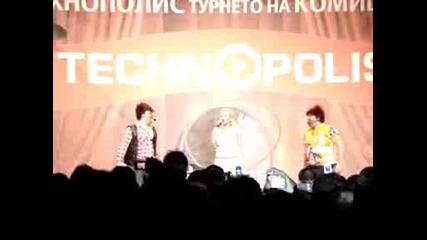 Деси Слава имитира Мира на турнето на Комиците в Добрич