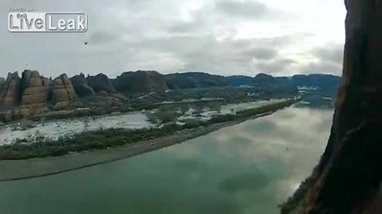 Скок с парашут от скала се обърква !
