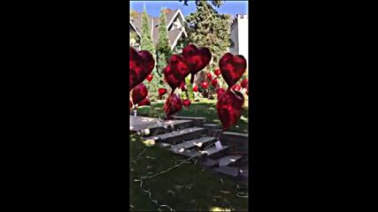 Съседи оставиха 10 балона-сърца в двора на жена, болна от рак