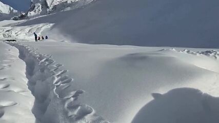 Продължава спасителната операция след падането на лавина върху базовия лагер на връх в Непал