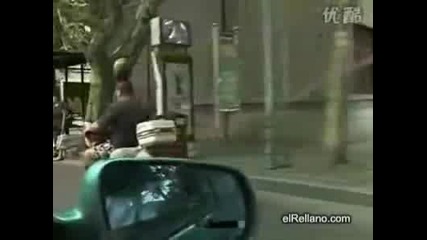Интересен начин да си пренесеш динята 