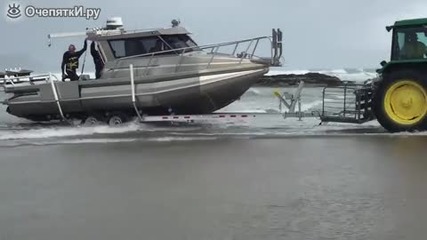 Перфектно акостиране на яхта по време на морска буря!