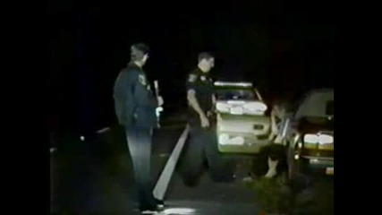 Полицай проверяват пиян - не може да стои на краката си