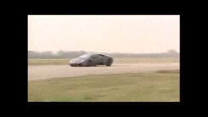 Изтребител срещу Lamborghini Reventon