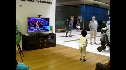 Малък Сладур Танцува Удивително