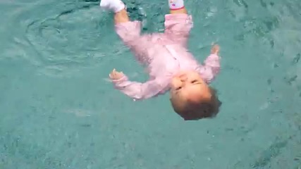 8 месечно бебе плува в басейн