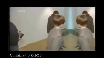 Justin Bieber против стъклените врати ;d ! Boom Boom Pow Remix! 