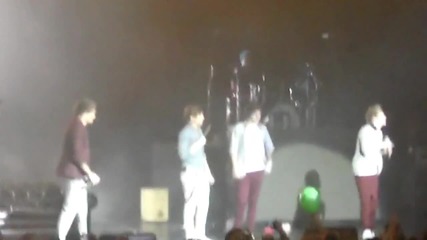 One Direction говорят на испански на концерта в Мексико на 5 юни 2012