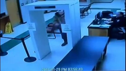 Затворник избяга през предната врата