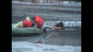 Спасителен екип изважда пропаднал в замръзнала река рибар !