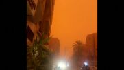 Пясъчна буря оцвети небето над Маракеш в оранжево (ВИДЕО)