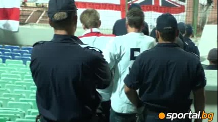 Пиян английски фен припада на стадиона!