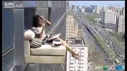 Мацка се наслаждава на уикенда от 23 етаж