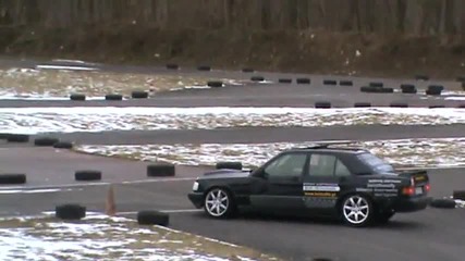 Mercedes 190 v8 ice drift