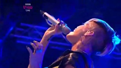 Rihanna performing Russian Roulette Dstm at Radio 1 s big weekend 