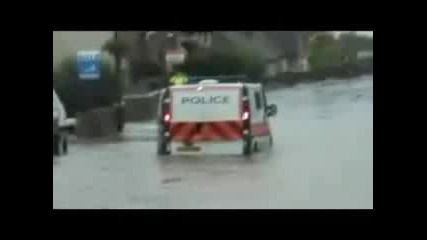 Полицейска Кола Затъва Във Вода След Наводнение