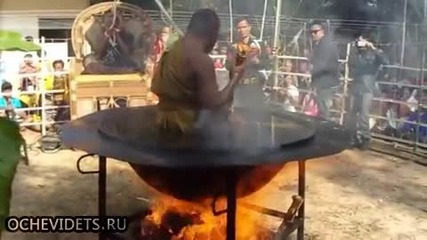 Монах в Тайланд медитира в горещо масло ..